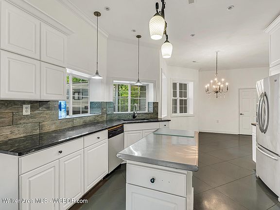 Image 4: Kitchen