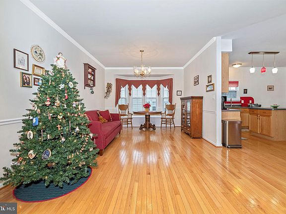 4th image of 34 Sylvia Cir