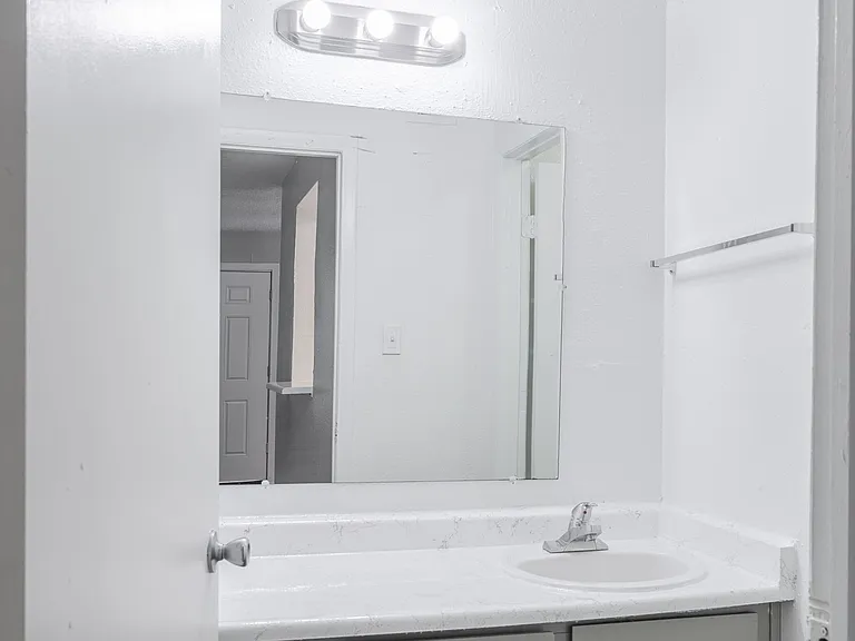 Shadow Bay Apartments — Photo 13
