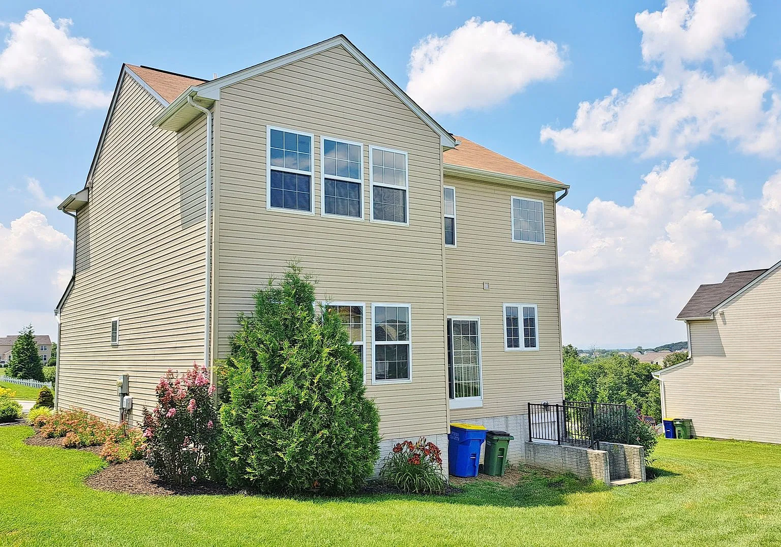 3 Bed / 3 Bath Single Family Home w/2-Car Garage — Photo 3