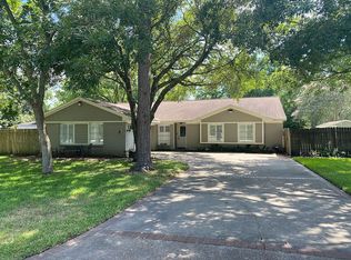 910 Merriewood Dr, Friendswood, TX 77546