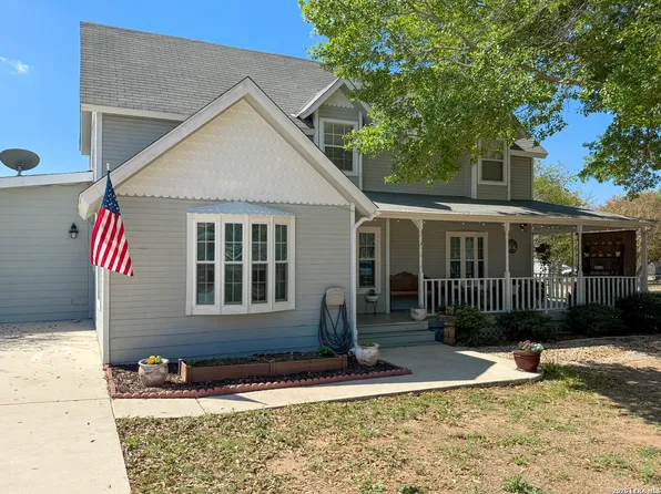 702 County Road 6612, Devine, TX 78016