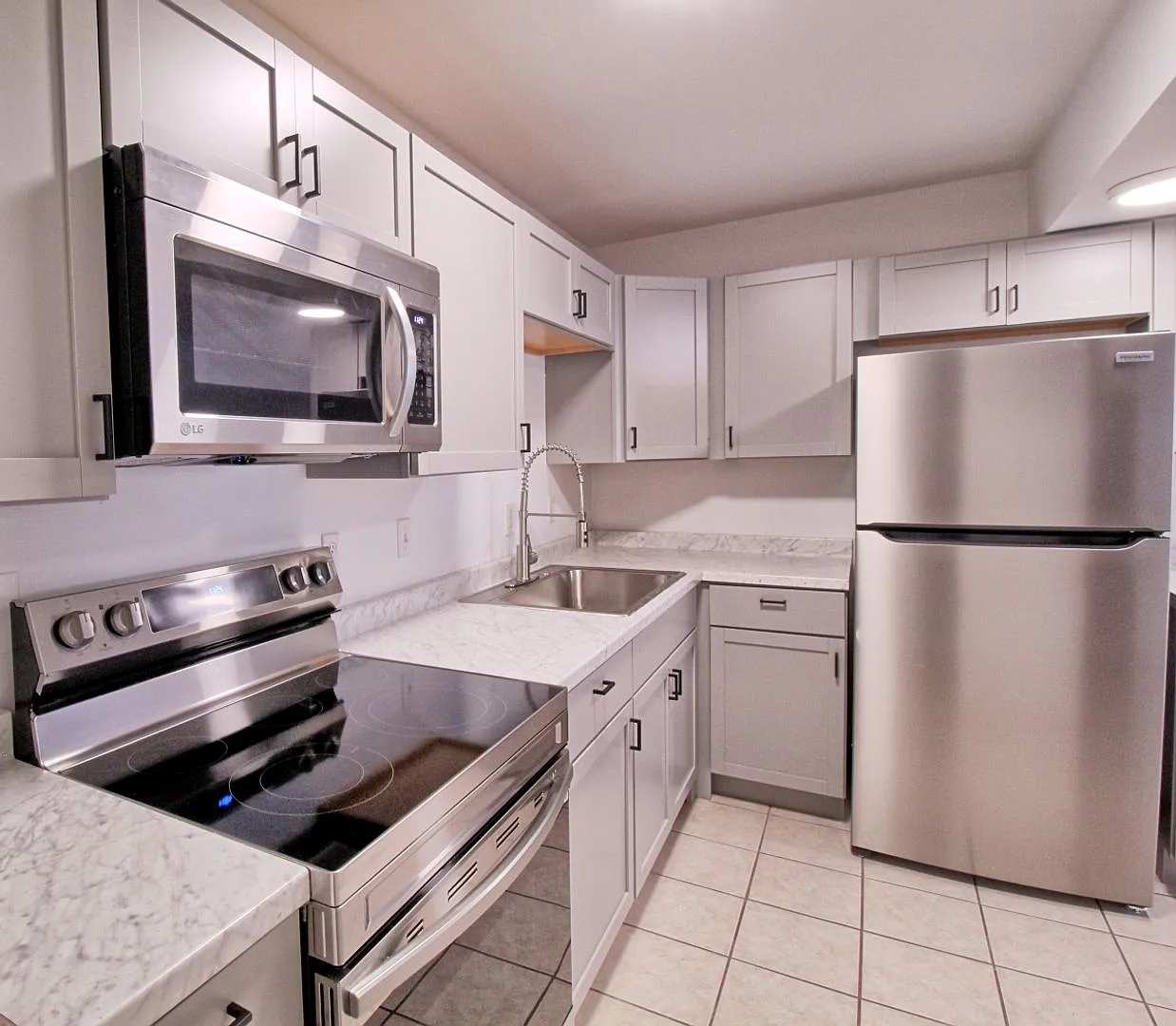 600-Carriage Court Apartments — Photo 1