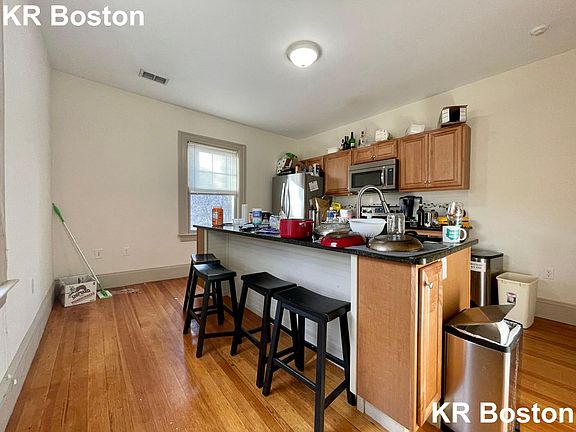 Kitchen w/ Island