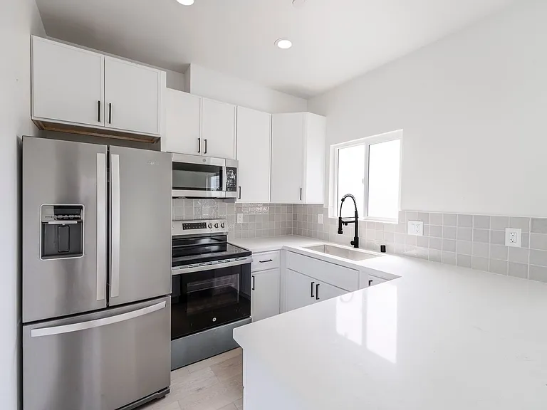 2860 Webster Ave — Photo 19