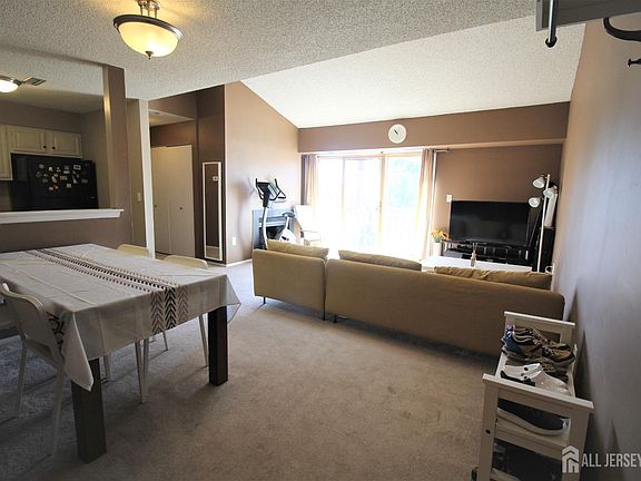 5th image of 804 Aspen Dr