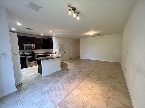 5th image of 319 NE 194th Ln