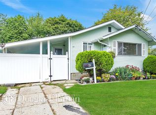 43 E Chestnut St, Central Islip, NY 11722