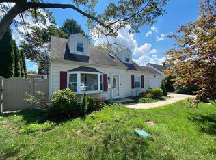 14 Birch Ln, Levittown, NY 11756