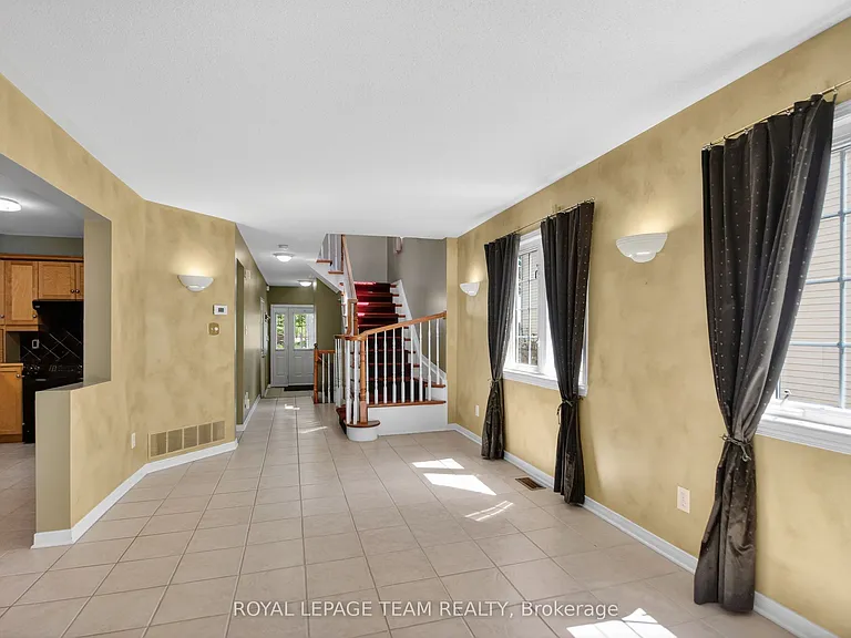 32 Riverstone Dr N — Photo 10