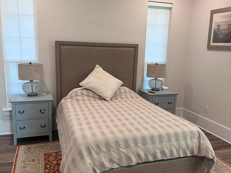 546 Howard Ave — Photo 12