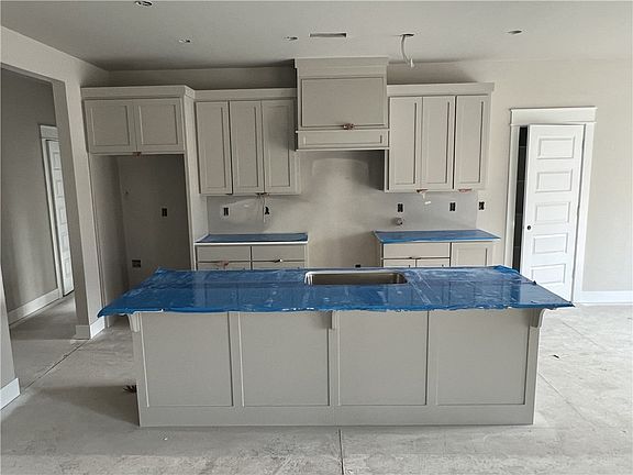 5th image of 13 Ventnor Cir