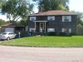 2 La Salle Ln, Kings Park, NY 11754