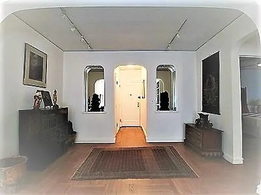 Sold by R New York | media 13