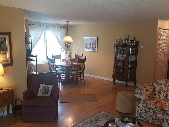 5th image of 2628 E 44th Ave