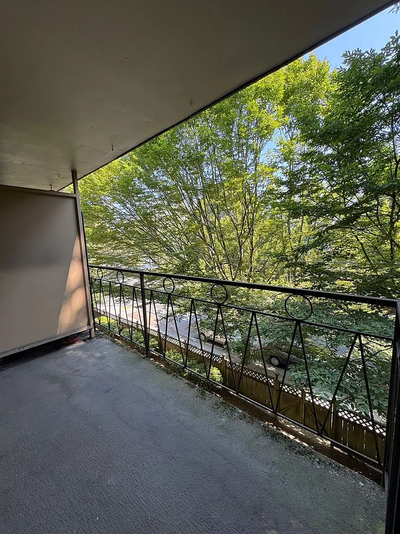 Thomas Manor — Photo 1