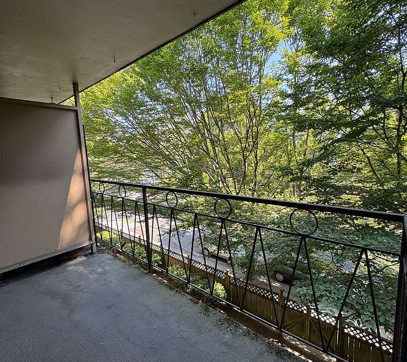 1st image of 1821 E Thomas St APT 103