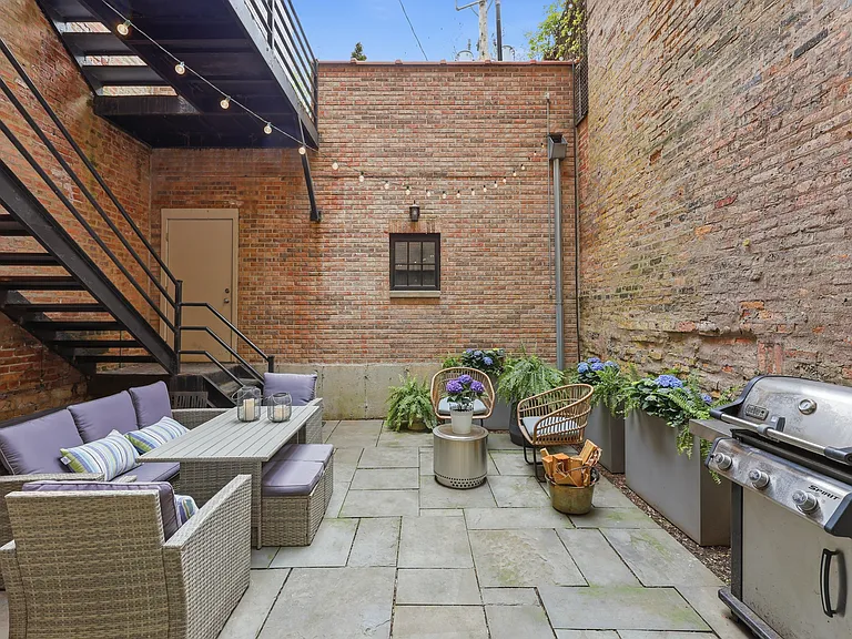22 E Division St — Photo 18