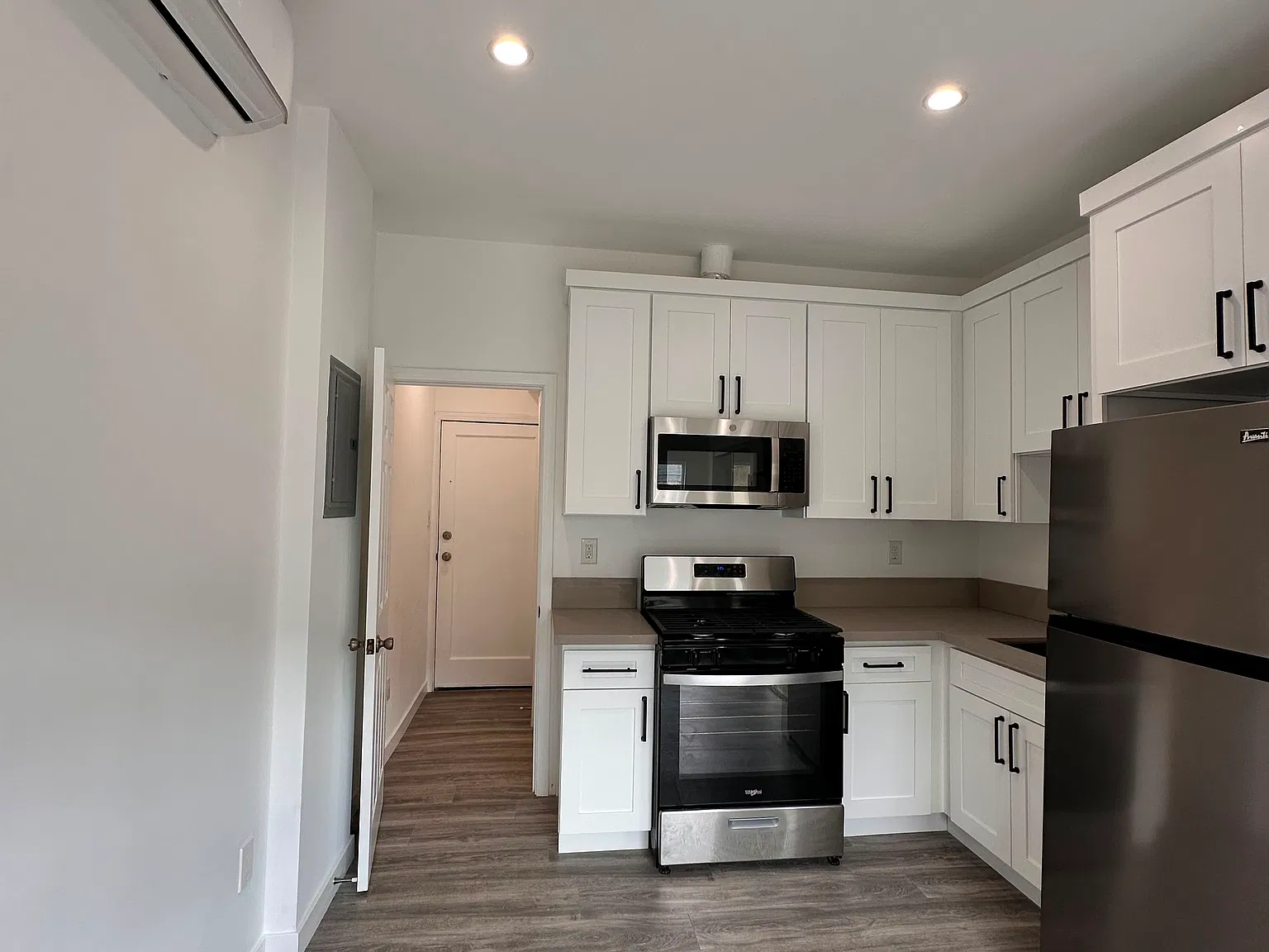 Studio, 350 sqft, $1,095 — Photo 3