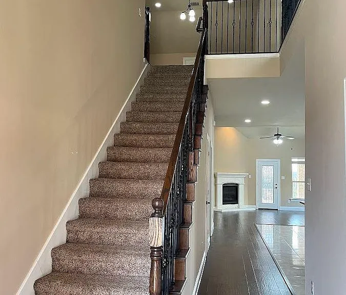 604 Darby Ln — Photo 2