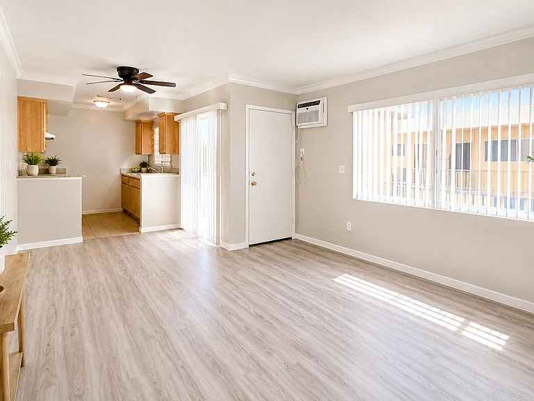 10059 Pinewood Ave — Photo 7
