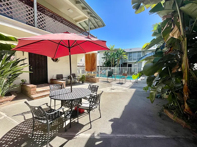 1266 N Laurel Ave #11 — Photo 22