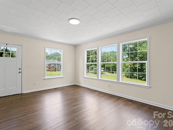 4th image of 1034 Patton Ave