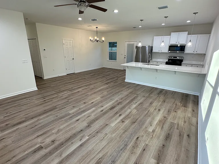 688 Anderson Dr — Photo 2