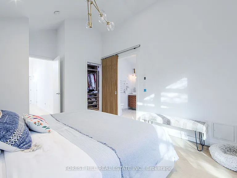 257 Manor Rd E — Photo 30