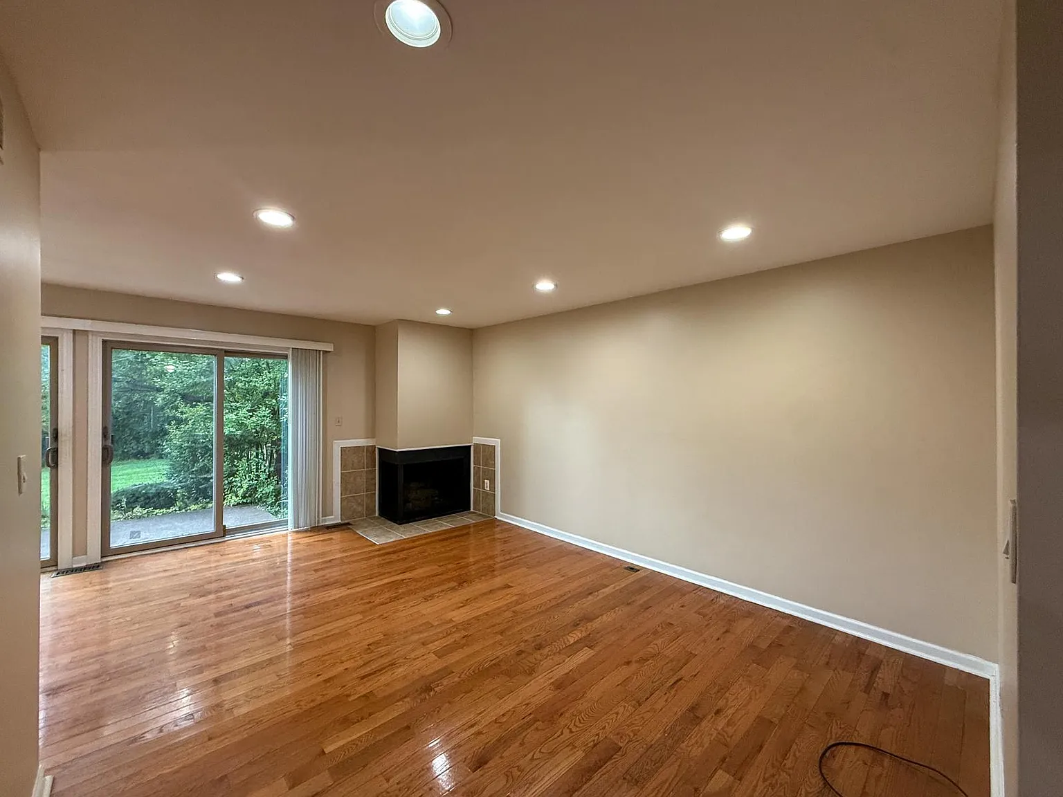 3 bed, 2.5 bath, 1437 sqft, $2,500 — Photo 3