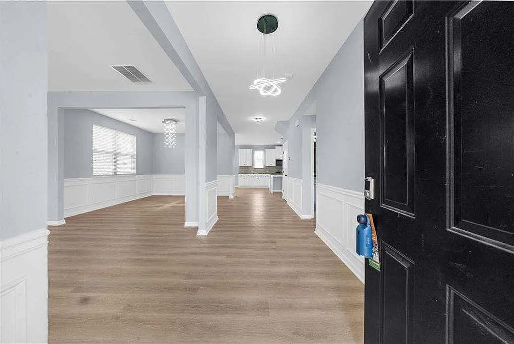 5 bed, 4.0 bath, 5736 sqft, $3,800 — Photo 2