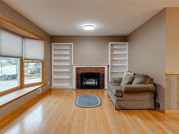 3rd image of 4915 Howe Dr