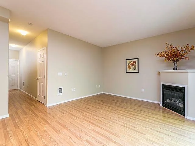 3 bed, 2.5 bath, 1381 sqft, $2,200 — Photo 3