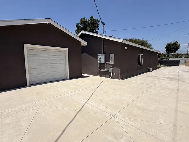 312 W Edna Pl — Photo 2