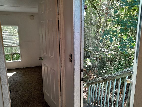 5th image of 70 E Peyton Pl