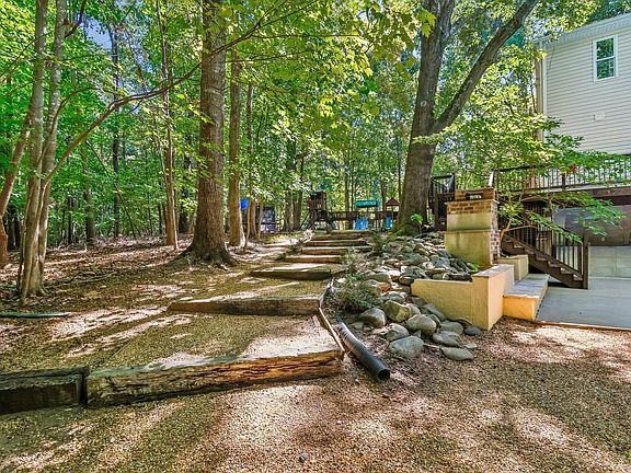 4th image of 228 Jansmith Ln