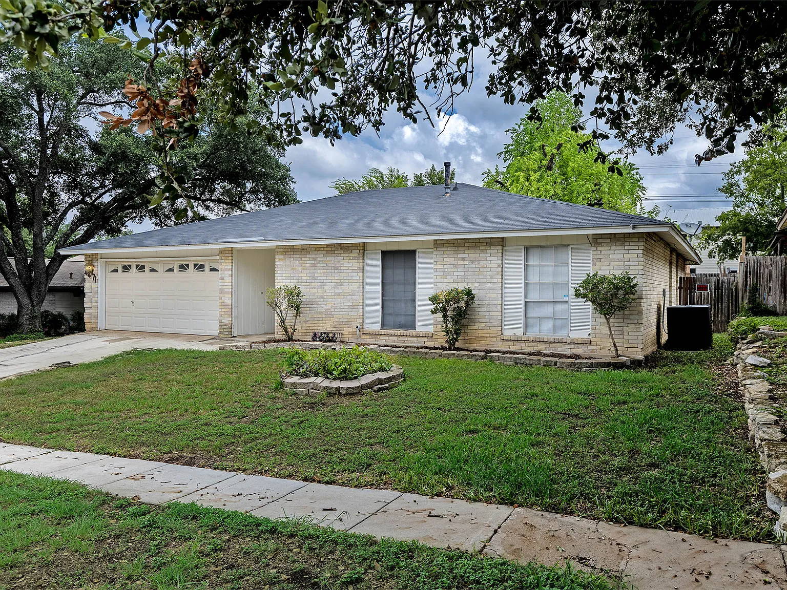 4 bed, 1684 sqft, $1,900 — Photo 2