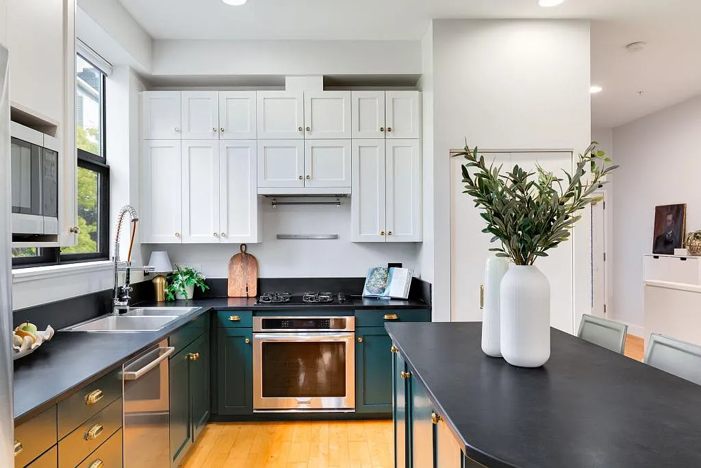 615 E Pike Street - 2 bedrooms + den — Photo 2