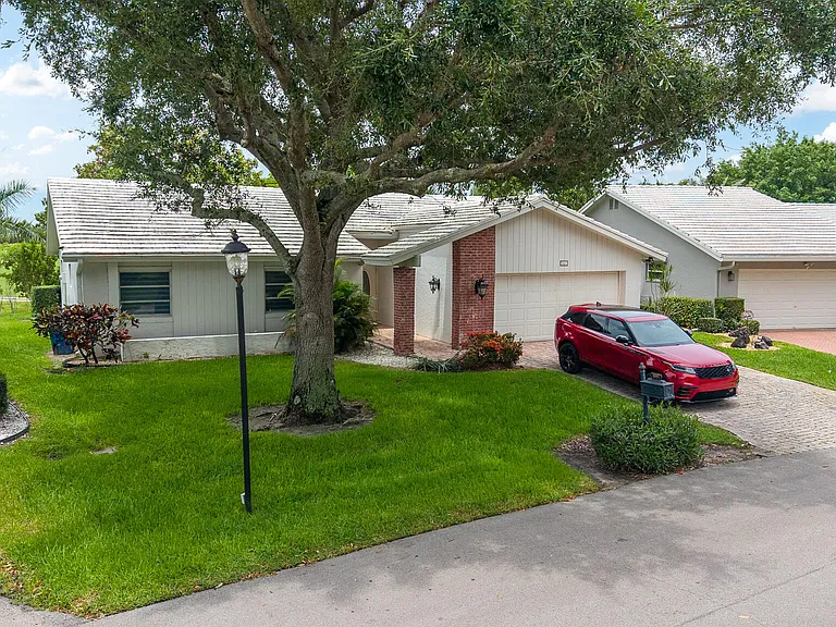 5557 Cameo Dr N — Photo 8