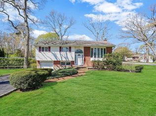 19 Burrwood Ct, East Northport, NY 11731
