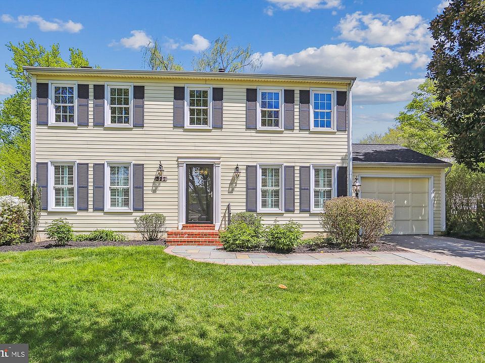 1st image of 302 Currier Dr