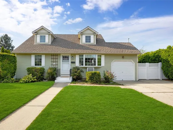 203 N Pine Street, Massapequa, NY 11758