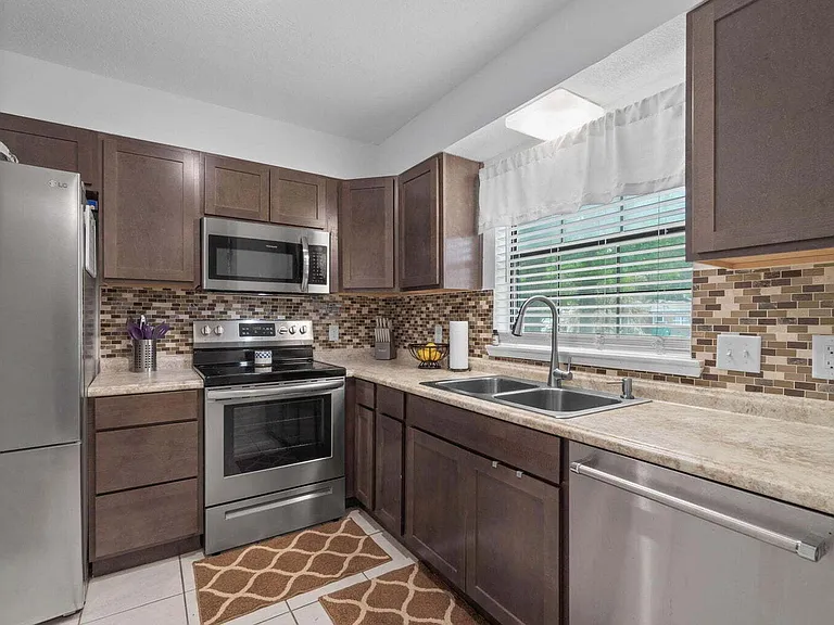 216 Cloverdale Blvd #C — Photo 2