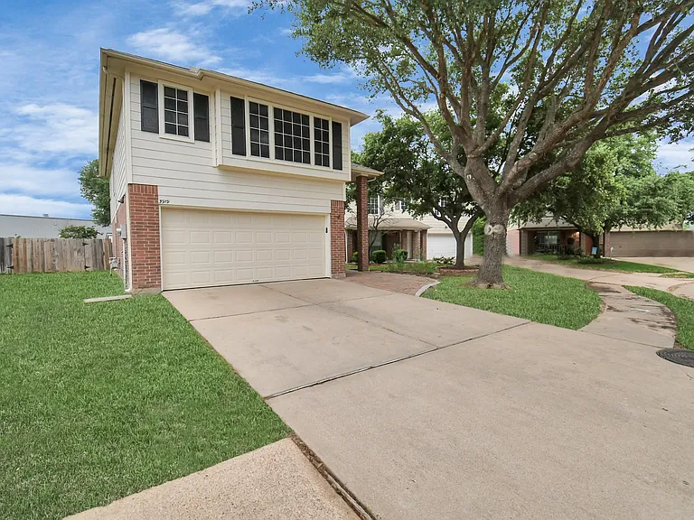 3919 Rolling Springs Ln — Photo 2