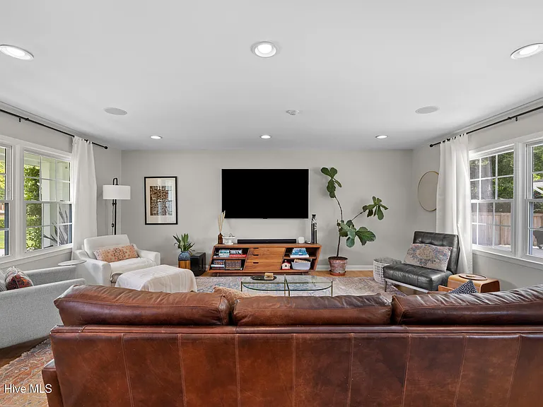 202 Windemere Rd — Photo 16