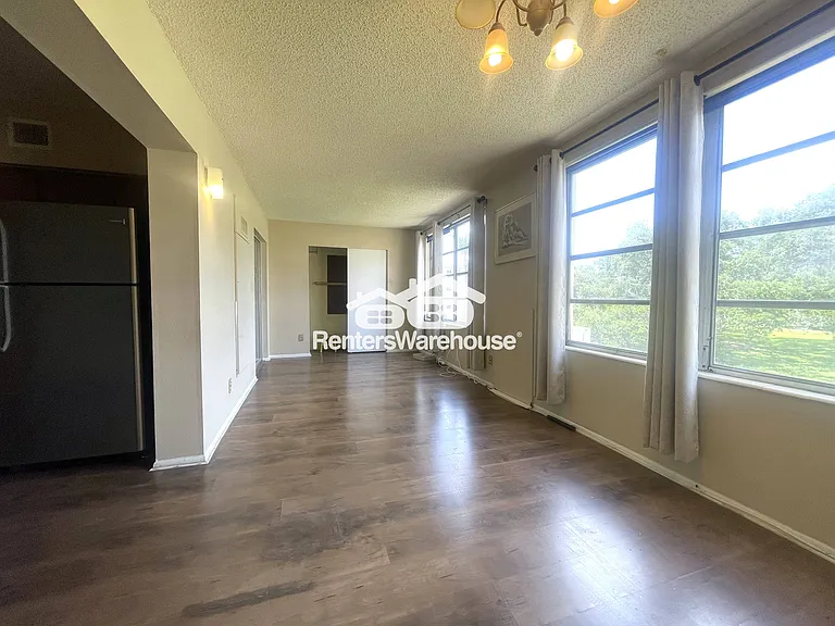 2402 Ecuadorian Way #28 — Photo 9