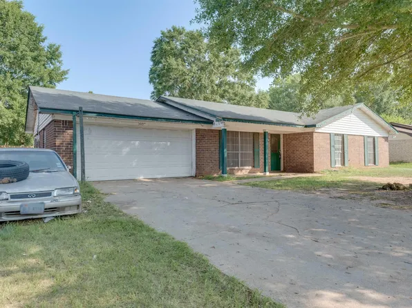 305 Larkspur Ln, Palestine, TX 75803