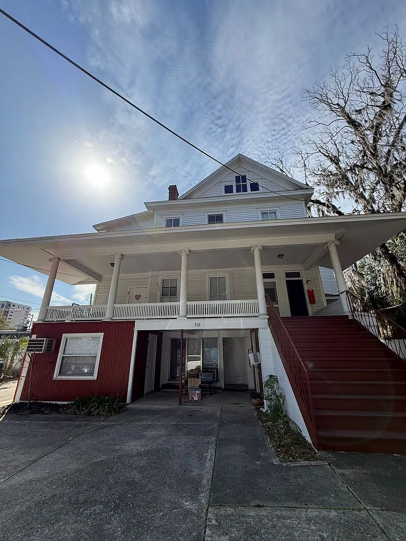 Penthouse Vintage Apartment in Historic Home Near Downtown — Photo 1