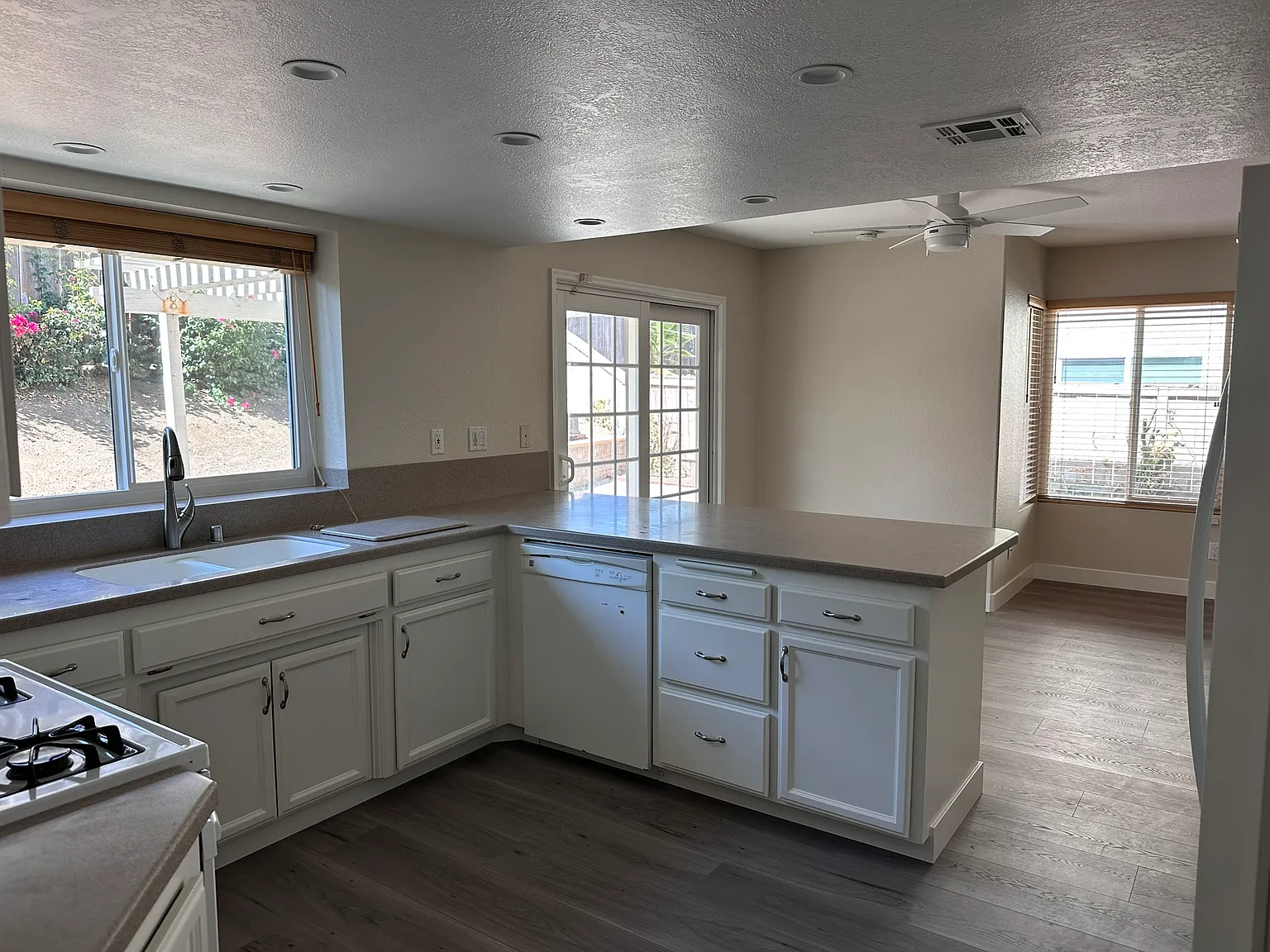 4 bed, 2.5 bath, 2095 sqft, $4,500 — Photo 2