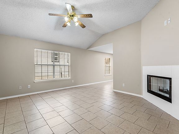 3rd image of 1035 N Ravinia Dr